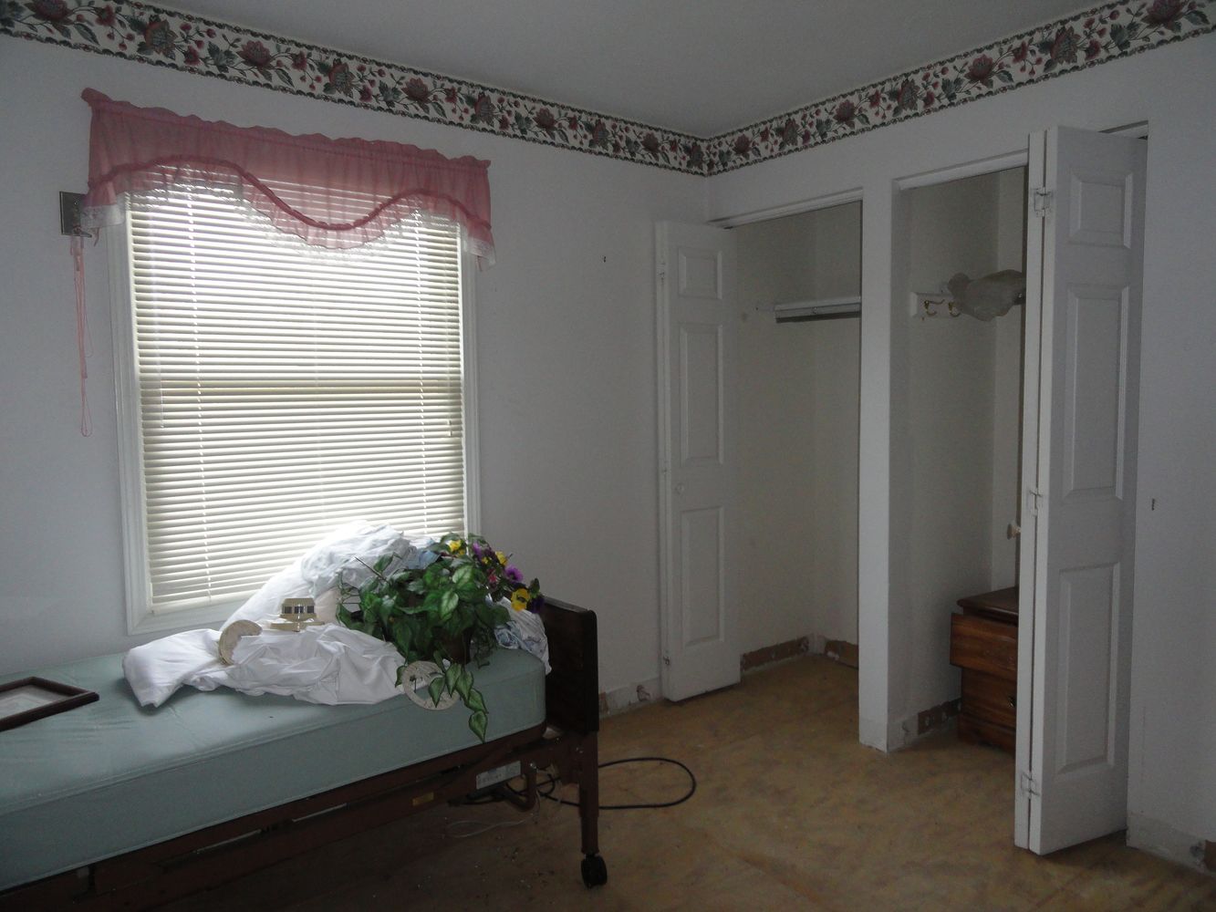1358 Rolling Acres Rd, New Cumberland, WV 26047